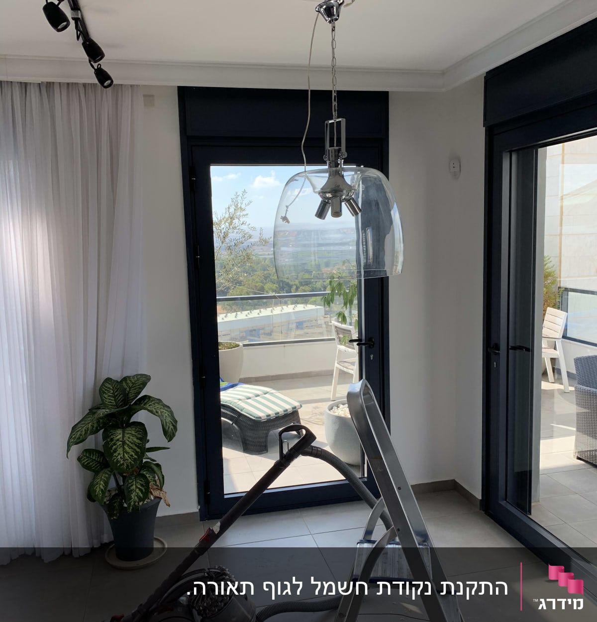 מנורה תלויה, סולם, חוטי חשמל גלויים